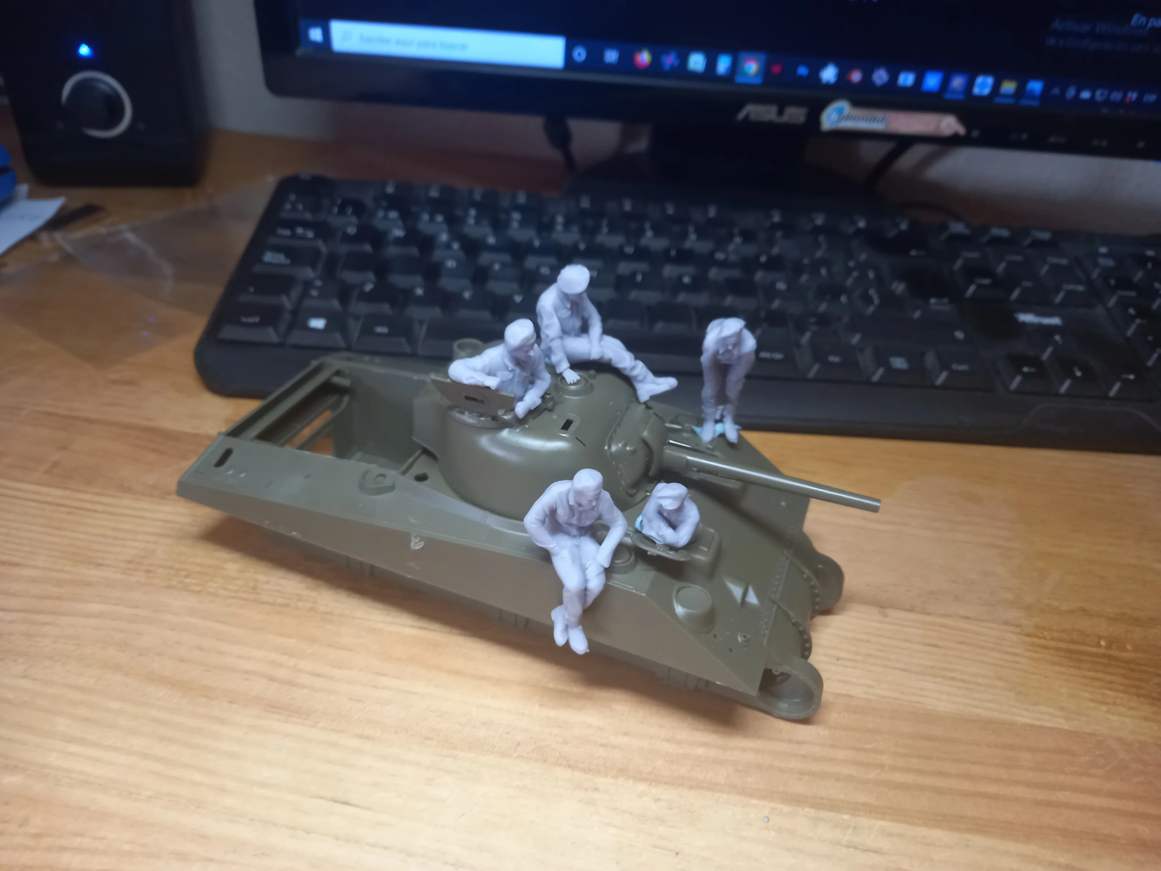 Vista 3 de Canadian Sherman Tank Crew
