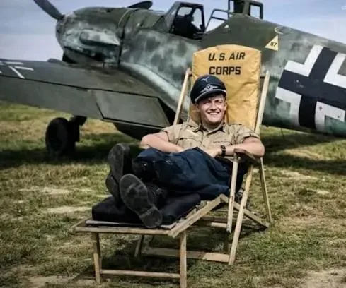 Vista 2 de Resting US Fighter Pilot